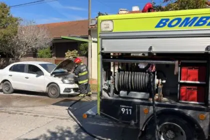 Bomberos controlan principio de incendio en automóvil