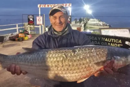 Un pescador dolorense hizo récord con la pesca de una lisa de 7,8 kilos