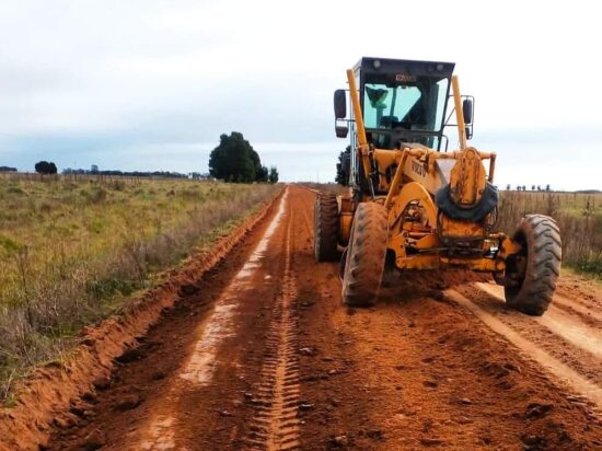 Continúan los trabajos en caminos rurales