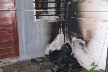 Principio de incendio en calle Pistarini fue rápidamente controlado por vecinos