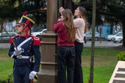 VECINOS DOLORENSES REALIZARON EL IZAMIENTO DE BANDERAS EN LA CELEBRACION DEL 207º ANIVERSARIO DE LA CIUDAD