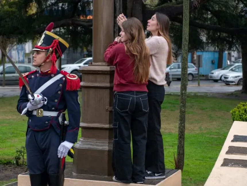 Vecinos dolorenses realizaron el izamiento de banderas en la celebracion del 207º aniversario de la ciudad - Diario Criterio Online