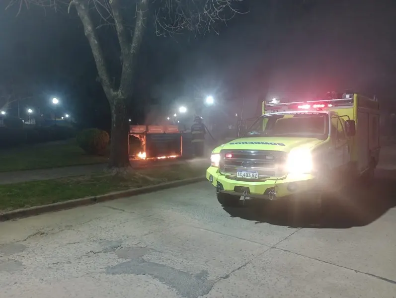 Incendio de contenedor de residuos en Plaza Moreno - Diario Criterio Online