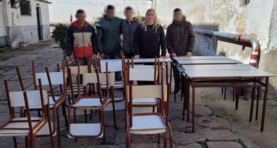 En la cárcel de Dolores restauraron sillas y mesas para tres escuelas públicas locales
