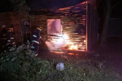 Incendio en una cabaña en construcción en la Ruta 63