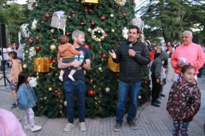 Se encendió el tradicional árbol de Navidad en Plaza Castelli de Dolores