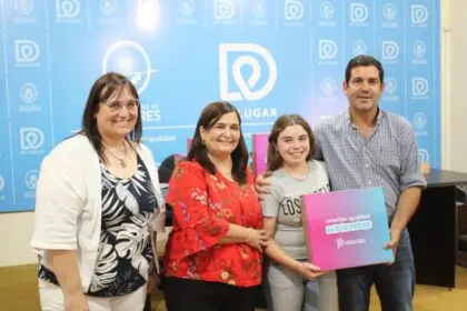 CAPITAL REGIONAL DE LA EDUCACIÓN: EL INTENDENTE ENTREGÓ COMPUTADORAS A EGRESADOS DE LA ESCUELA 501 Y LA AGRARIA