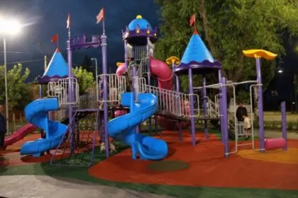 JUNTO A LOS VECINOS EL INTENDENTE INAUGURÓ JUEGOS E ILUMINACIÓN EN PLAZA BELGRANO