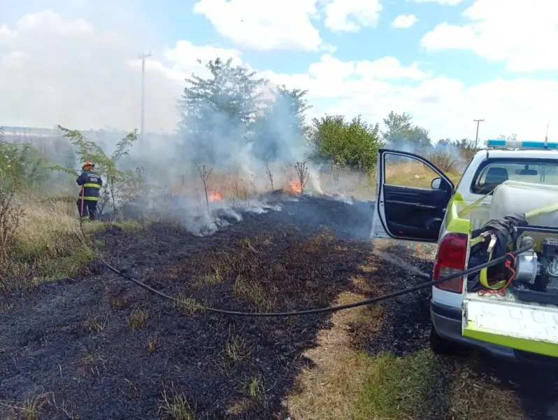 Bomberos sofocan un incendio de pastizales en Dolores - Diario Criterio Online
