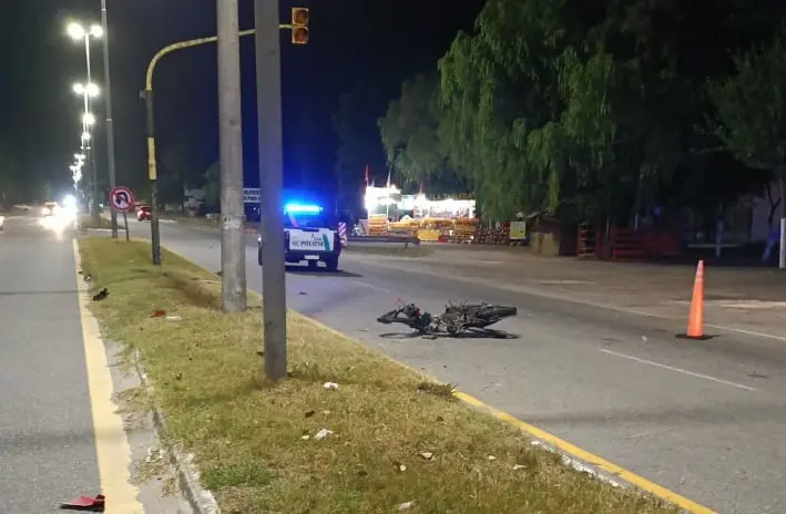 Accidente fatal en Dolores: motociclista pierde la vida al chocar contra una columna - Diario Criterio Online