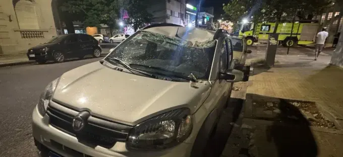 La Plata: en pleno centro, se desprendió parte de un balcón y aplastó un auto estacionado - Diario Criterio Online