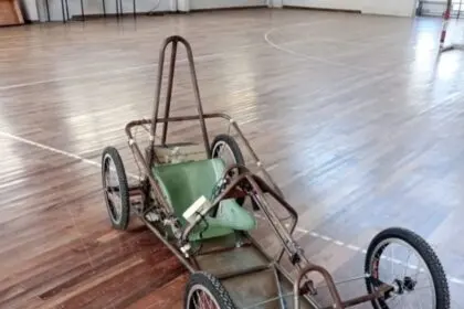 ALUMNOS DE LA ENET DE DOLORES PRUEBAN SU AUTO ELÉCTRICO