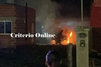 INCENDIO VEHICULAR EN EL PATIO DE UNA VIVIENDA DE DOLORES
