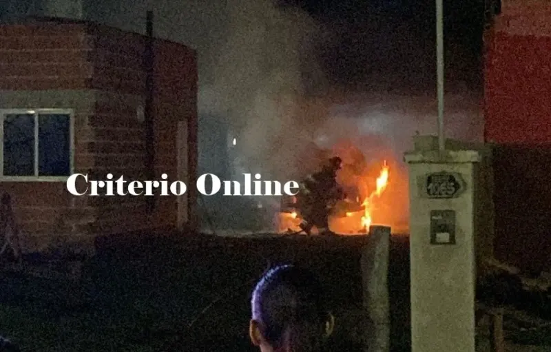 Incendio vehicular en el patio de una vivienda de Dolores - Diario Criterio Online
