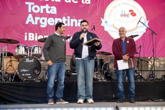DAMIÁN BETULAR FUE RECONOCIDO COMO EMBAJADOR DE LA FIESTA DE LA TORTA ARGENTINA
