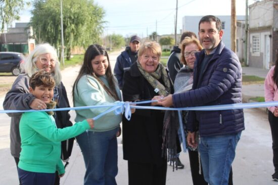 AVANZAN LAS OBRAS EN DOLORES: JUAN PABLO GARCÍA INAUGURÓ MÁS CUADRAS DE PAVIMENTO