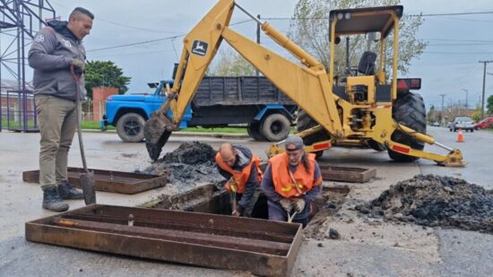 CUADRILLAS MUNICIPALES TRABAJAN EN LA LIMPIEZA DE DESAGÜES