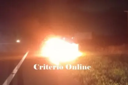 INCENDIO DE VEHÍCULO EN AUTOVÍA 2: EL CONDUCTOR, DOMICILIADO EN DOLORES, RESULTÓ ILESO