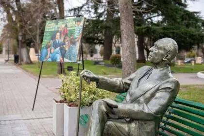 Borges, para siempre en Dolores: se inauguró una estatua del escritor en plaza Castelli