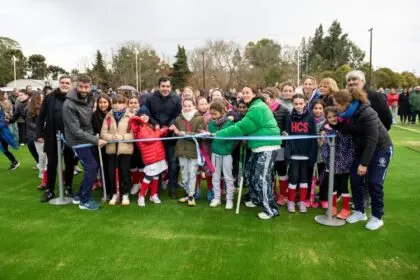 EL INTENDENTE JUAN PABLO GARCÍA JUNTO A JUGADORAS Y VECINOS INAUGURÓ LA PRIMERA CANCHA DE HOCKEY DE CÉSPED SINTÉTICO EN DOLORES