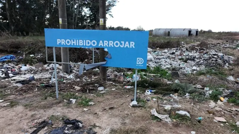 Dolores: vuelven a arrojar basura en una zona recuperada y vandalizan cartel municipal - Diario Criterio Online