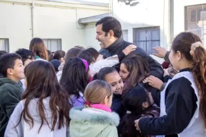 EL INTENDENTE JUAN PABLO GARCÍA ENTREGÓ MATERIAL DEPORTIVO A LA ESCUELA N°10