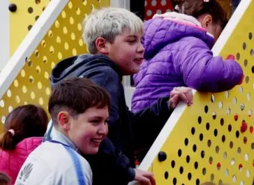 Con una multitud de vecinos, el intendente Juan Pablo García inauguró los nuevos juegos de la plaza moreno - Diario Criterio Online