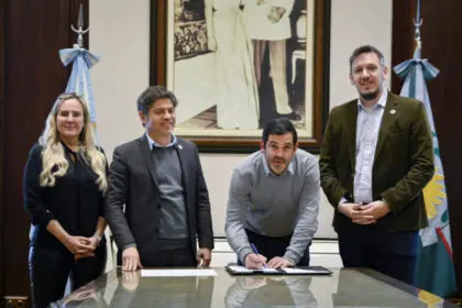 EL INTENDENTE JUAN PABLO GARCÍA FIRMÓ UN LEASING CON EL BANCO PROVINCIA PARA INCORPORAR UNA NUEVA RETROEXCAVADORA