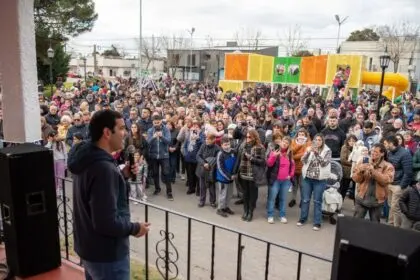 CON UNA MULTITUD DE VECINOS, EL INTENDENTE JUAN PABLO GARCÍA INAUGURÓ LOS NUEVOS JUEGOS DE LA PLAZA MORENO 