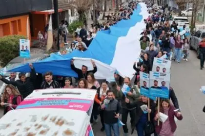 AVANZA EL CAMBIO: JUAN PABLO Y MARCOS ELIZALDE CERRARON LA CAMPAÑA CON UNA CAMINATA POR LA CIUDAD