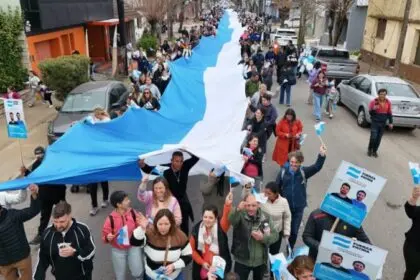 DOLORES SE VISTIÓ DE CELESTE Y BLANCO PARA ACOMPAÑAR EL FINAL DE CAMPAÑA DE JUAN PABLO Y MARCOS