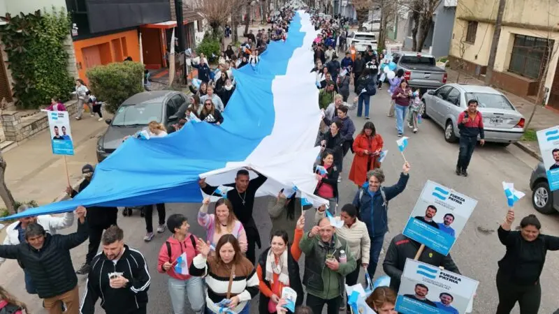 Dolores se vistió de celeste y blanco para acompañar el final de campaña de juan pablo y marcos - Diario Criterio Online