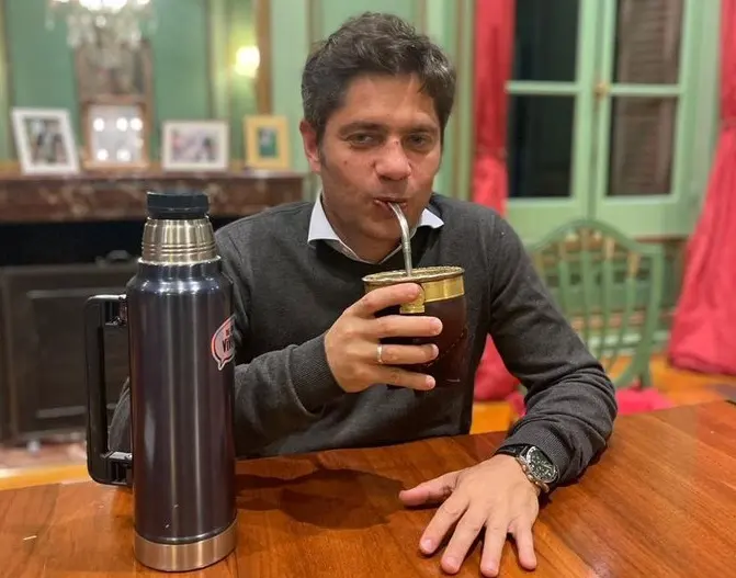 Kicillof ironizó “mateando” a la noche tras la marcha federal - Diario Criterio Online