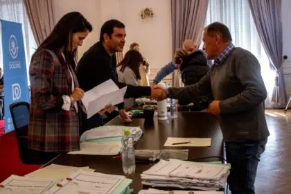CON LA FIRMA DE 91 ESCRITURAS, DOLORES SIGUE AVANZANDO EN LA REGULARIZACIÓN DOMINIAL