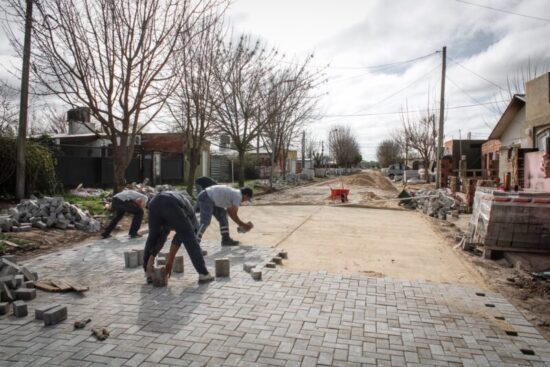 MÁS MEJORAS EN LOS BARRIOS: LLEGA EL ADOQUINADO AL FEDERAL 2