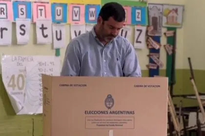 EL INTENDENTE JUAN PABLO GARCÍA EMITIÓ SU VOTO EN LA ESCUELA N°1