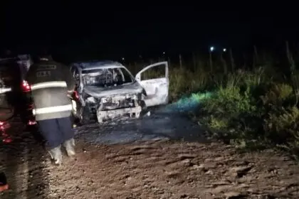 PÉRDIDAS TOTALES TRAS INCENDIO VEHICULAR EN CALLE MARCONI
