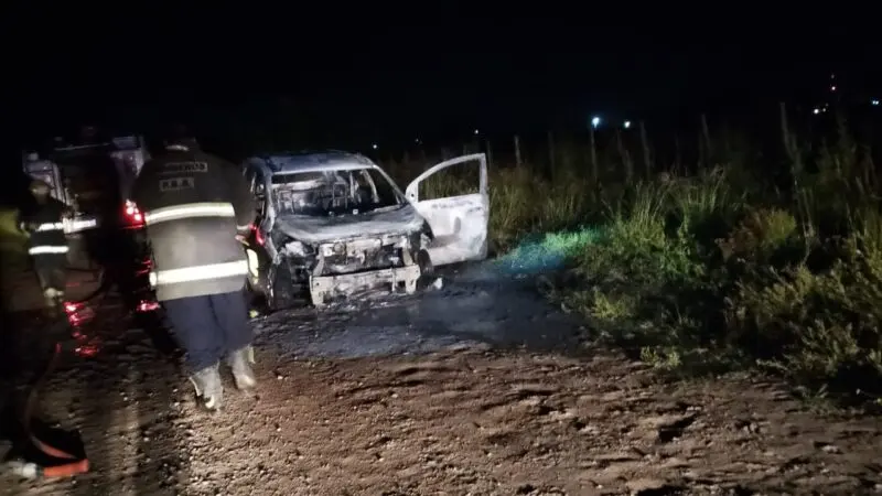 Pérdidas totales tras incendio vehicular en calle marconi - Diario Criterio Online