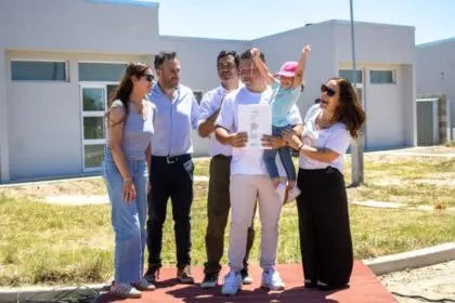 HISTÓRICO PARA DOLORES: EL INTENDENTE JUAN PABLO GARCÍA JUNTO AL INSTITUTO DE LA VIVIENDA ENTREGARON 48 VIVIENDAS
