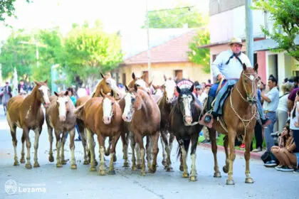 CON UN GRAN DESFILE TRADICIONALISTA Y LA ACTUACIÓN DE BANDAS LEZAMA FESTEJÓ LOS 16 AÑOS DEL MUNICIPIO