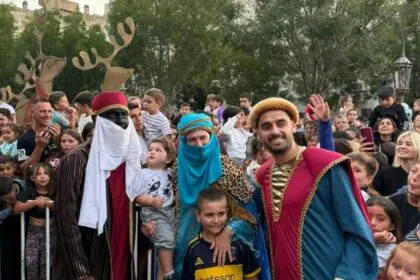 EL INTENDENTE JUAN PABLO GARCÍA SORPRENDIÓ COMO BALTAZAR EN LA LLEGADA DE LOS REYES MAGOS A DOLORES