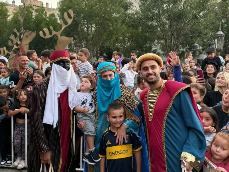 El intendente Juan Pablo García sorprendió como baltazar en la llegada de los reyes magos a Dolores - Diario Criterio Online