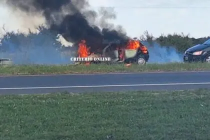 INCENDIO VEHICULAR EN RUTA 2 A LA ALTURA DE SEVIGNÉ. NO HAY HERIDOS