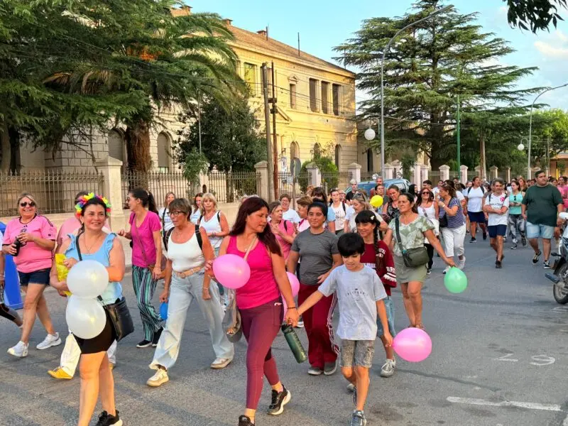 Gran cantidad de vecinos se sumaron a la caminata para la concientización y la lucha contra el cáncer - Diario Criterio Online