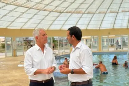 Dolores y La Plata acordaron impulsar el turismo social y propuestas educativas conjuntas: Parque Termal y República de los Niños los destinos elegidos