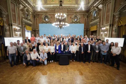 Kicillof: “La Provincia y los municipios no les vamos a dar la espalda a los bonaerenses que sufren necesidades”
