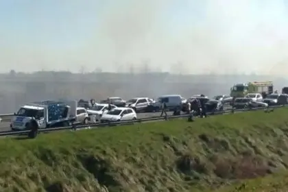 Indemnizan a una mujer por el choque múltiple causado por humo en la ruta