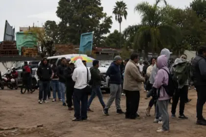 Moreno: varias cuadras de cola por 60 puestos de trabajo en un frigorífico