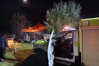 INCENDIO DE VIVIENDA EN DOLORES CON PÉRDIDAS TOTALES