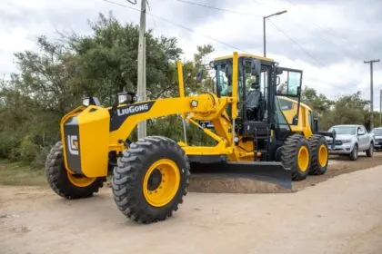 EL MUNICIPIO INCORPORÓ UNA NUEVA MOTONIVELADORA AL PARQUE AUTOMOTOR
